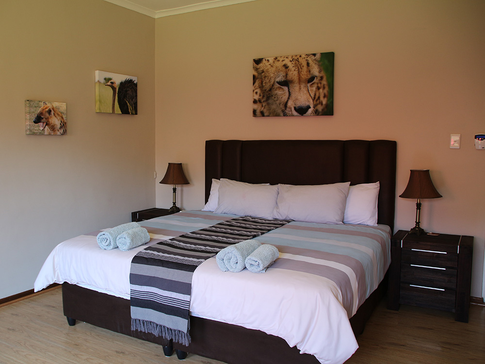 Südafrika: Ferienhaus Perle unter der Sonne, Master-Schlafzimmer mit Super-Kingsize-Bett